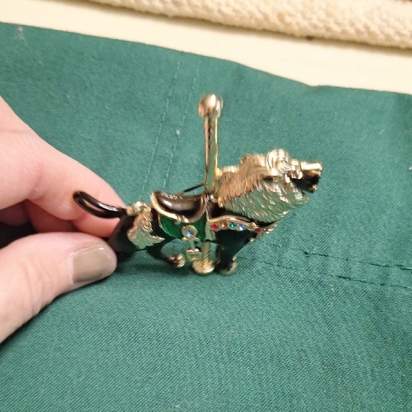 Elegant Gold and Black Lion Brooch with Green Details - Picture 5 of 5
